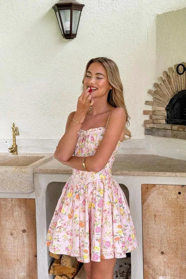 Robe d'été femme sans manches, en coton léger, avec un motif floral coloré et une coupe fluide idéale pour la chaleur.