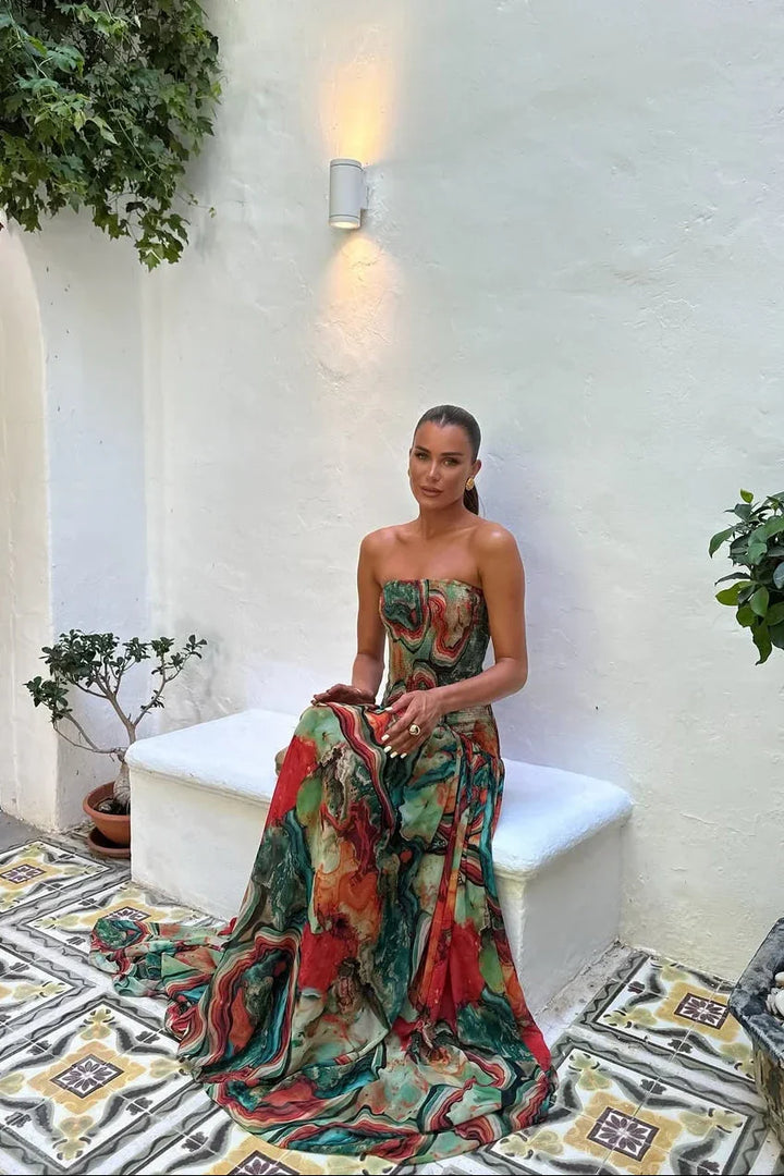 Robe d'été femme multicolore à bustier, en coton léger, avec motifs floraux et jupe fluide pour un look détendu.