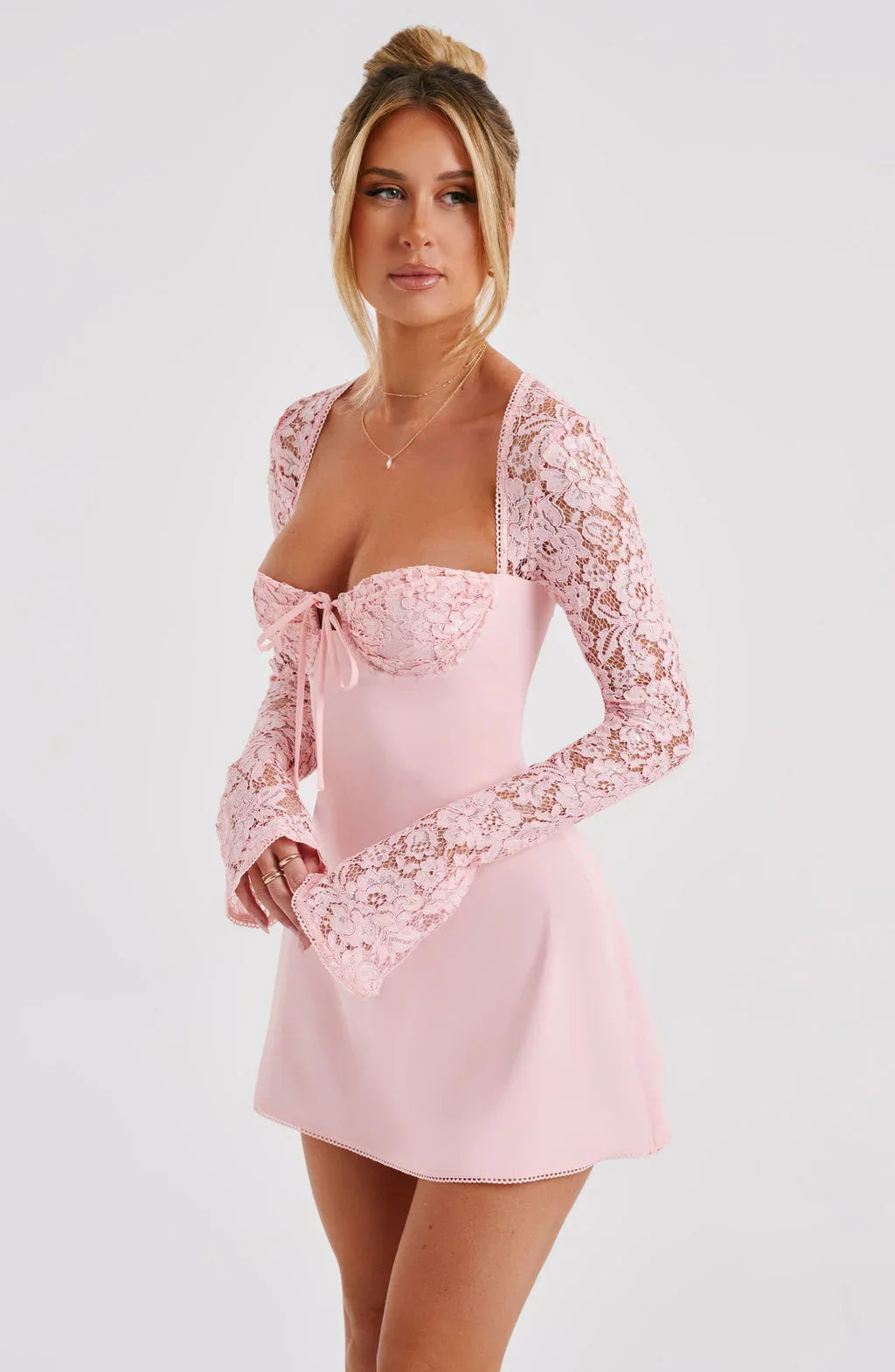 Robe d'été rose pour femme, en coton léger, avec manches en dentelle délicate et coupe fluide pour un confort agréable.