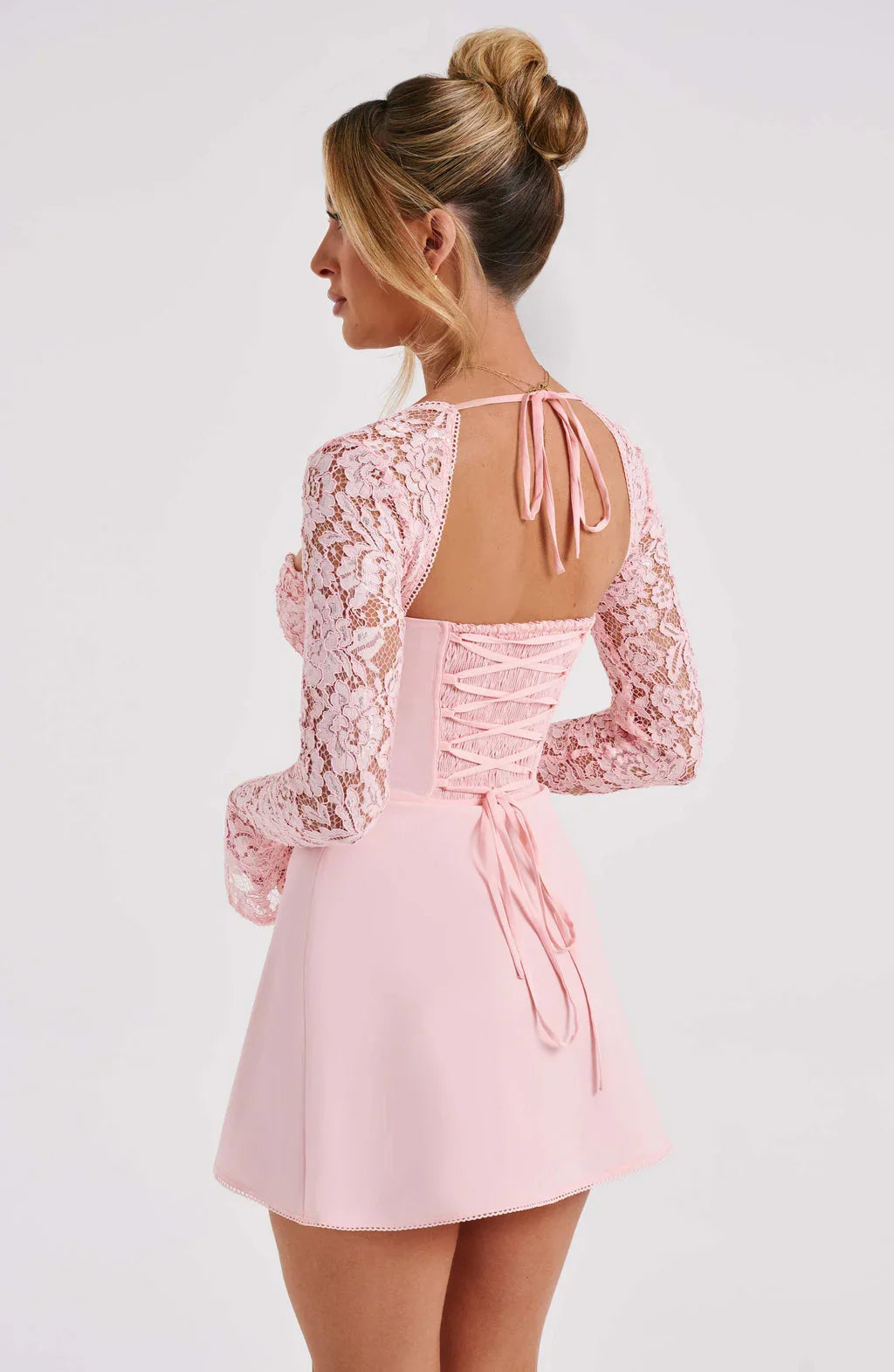Robe d'été rose pour femme avec manches en dentelle délicate et tissu léger, idéale pour les journées ensoleillées.