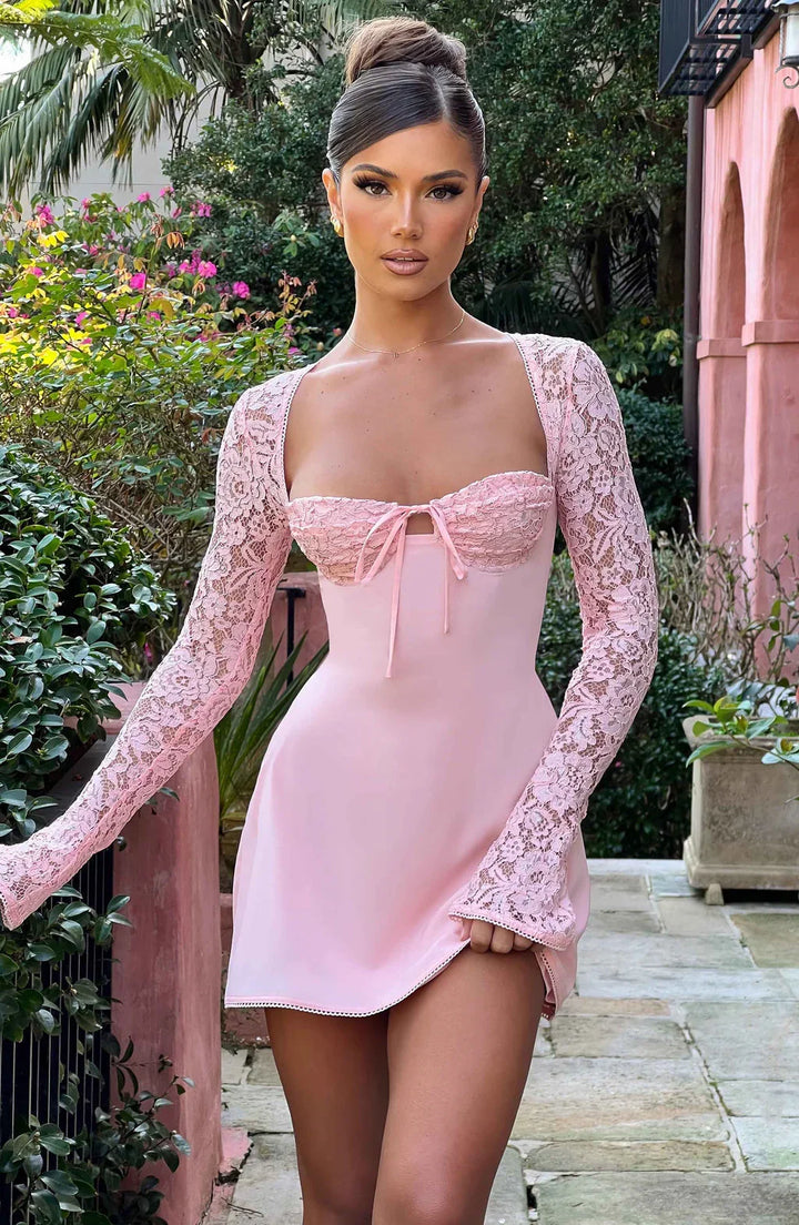 Robe d'été femme rose avec manches en dentelle délicate, légère et confortable pour les journées ensoleillées.