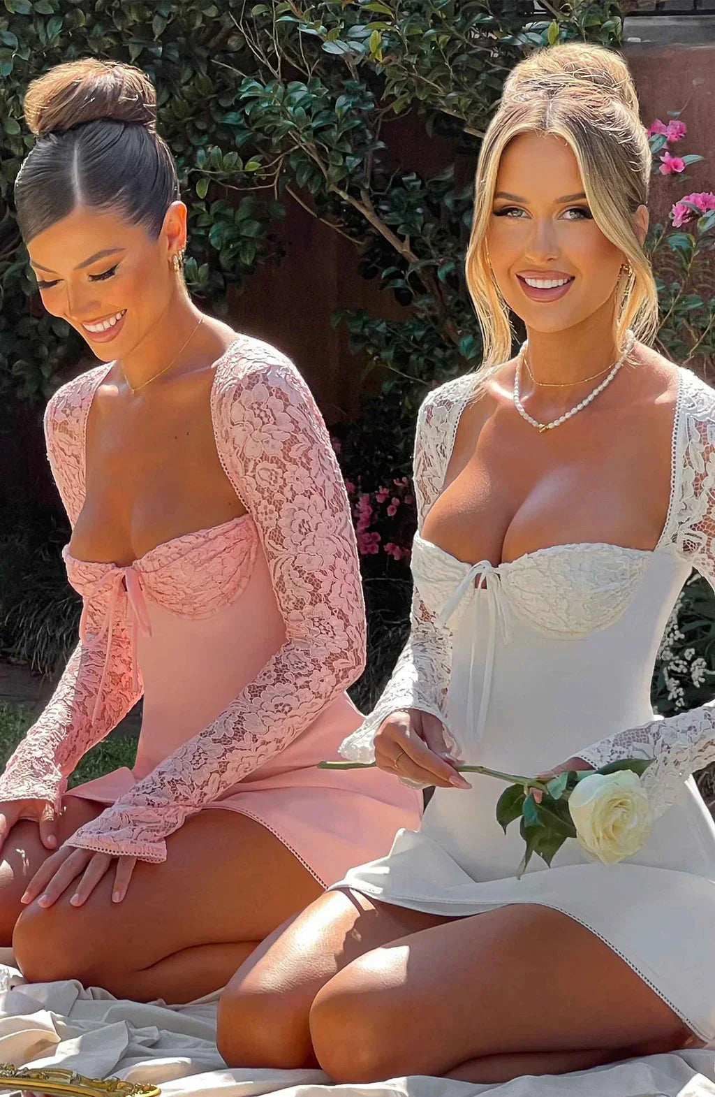 Robe été femme rose, en tissu léger, avec manches en dentelle délicate et coupes flatteuses pour un look estival.
