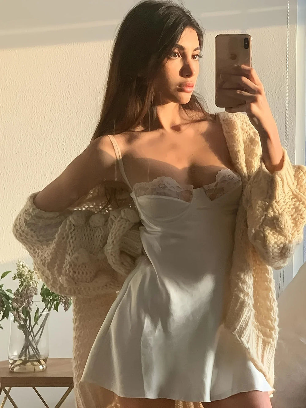 Robe femme dos nu en tissu léger avec détails en dentelle sur le décolleté, idéale pour une soirée élégante.
