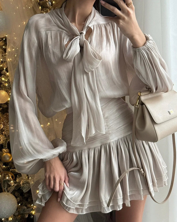 Robe fluide en satin avec manches ballon, coloris éclatant et ceinture à la taille pour un look élégant et confortable.