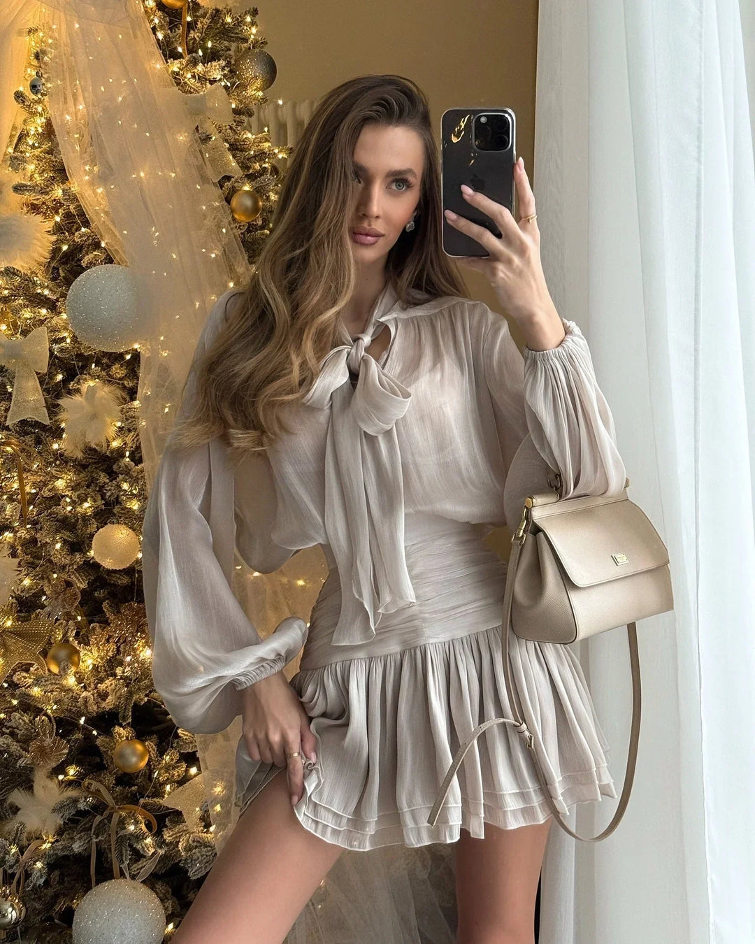 Robe fluide beige avec manches ballon, tissu brillant, coupe élégante, parfaite pour une tenue décontractée ou formelle.