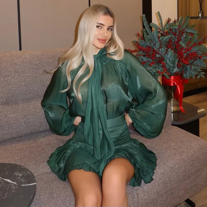 Robe fluide femme en vert, tissu brillant, manches ballon, coupe élégante et légère pour un confort optimal.