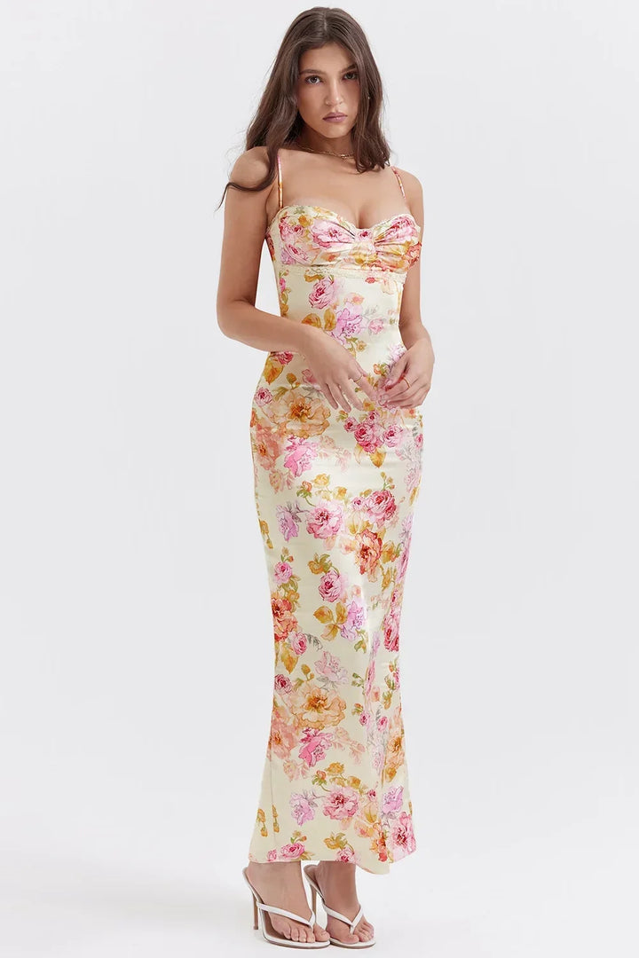 Robe longue ajustée en tissu fluide avec décolleté cœur et bretelles, motif floral délicat, parfaite pour les occasions…