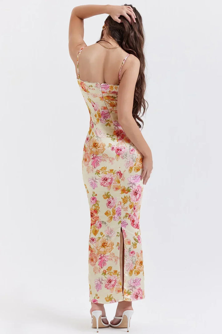 Robe longue à fleurs, décolleté en cœur, bretelles fines, made of doux tissu, parfaite pour les occasions estivales.