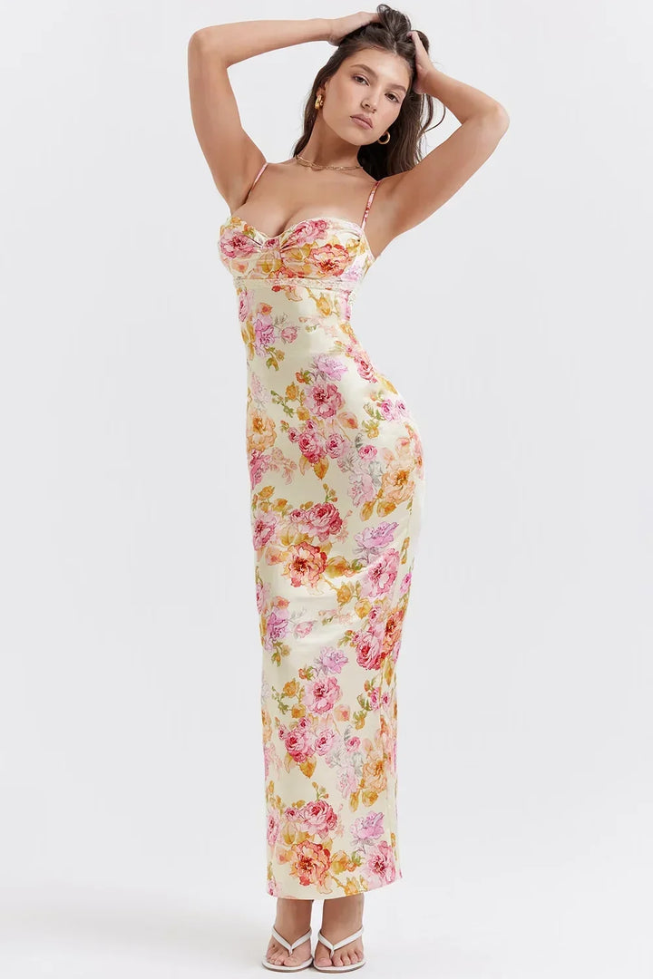 Robe longue ajustée à fleurs, décolleté en cœur, bretelles fines, en tissu léger, parfaite pour les occasions estivales.