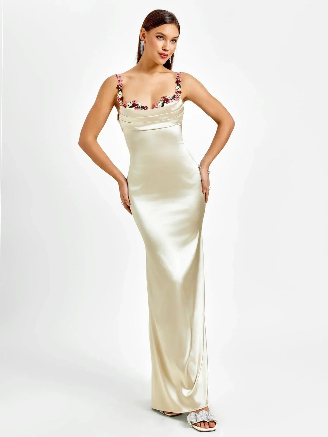 Robe longue ajustée sans manches en tissu léger, ornée de motifs floraux délicats pour une allure élégante lors des soirées.
