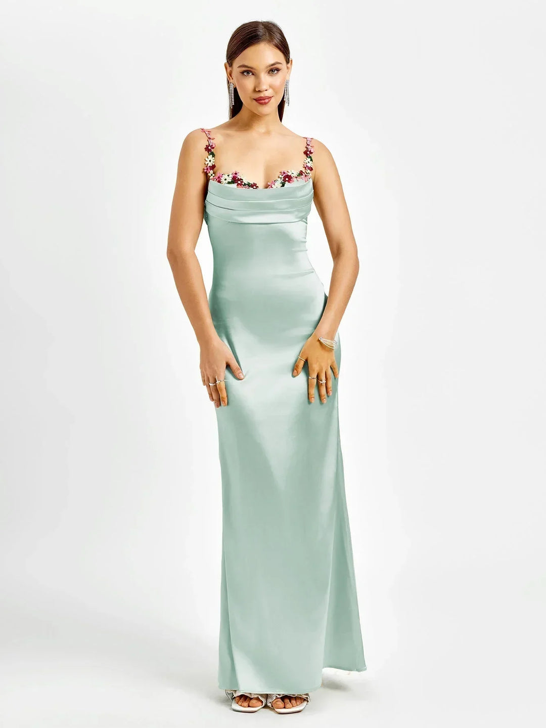 Robe longue ajustée sans manches en tissu fluide, ornée de délicats motifs floraux. Idéale pour les soirées élégantes.