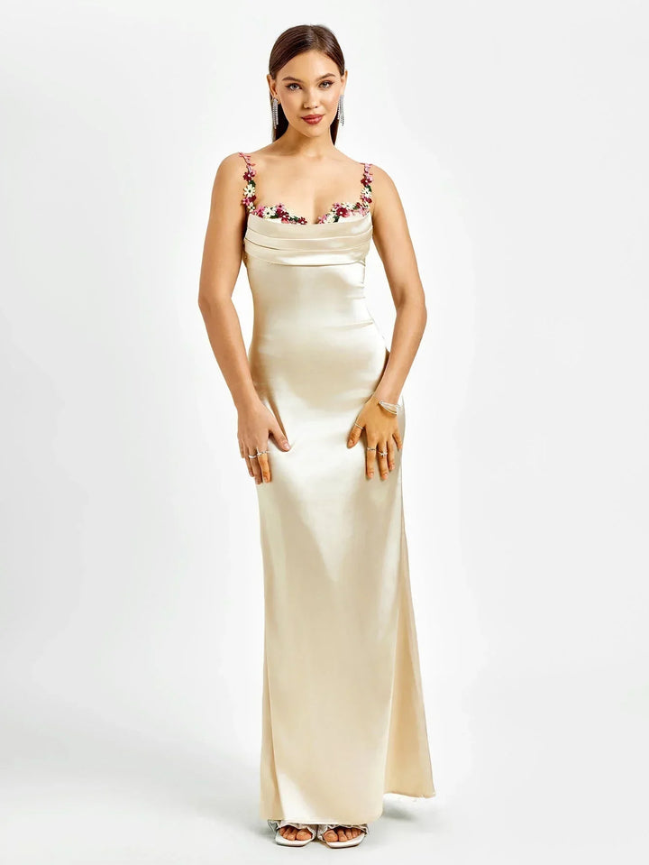 Robe longue ajustée sans manches ornée de fleurs, en tissu léger, idéale pour les soirées élégantes.
