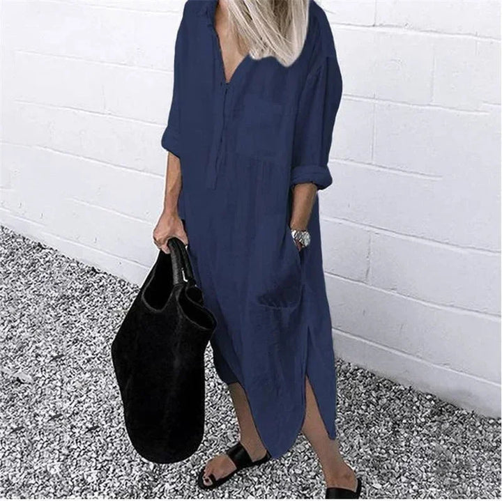 Robe longue ample en lin bleu foncé, dotée de poches pratiques et d'un design décontracté pour un confort optimal.