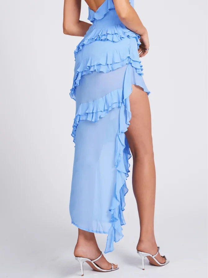 Robe longue bleue à volants, asymétrique, en tissu léger, sans manches, idéale pour une soirée d'été élégante.
