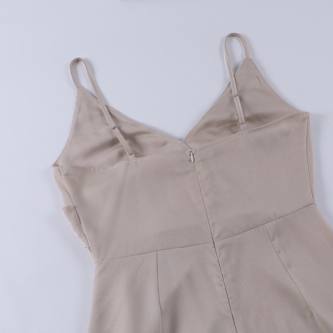 Abito beige senza maniche con spalline sottili, scollo a V e zip posteriore. Elegante e versatile, ideale per occasioni formali e casual.