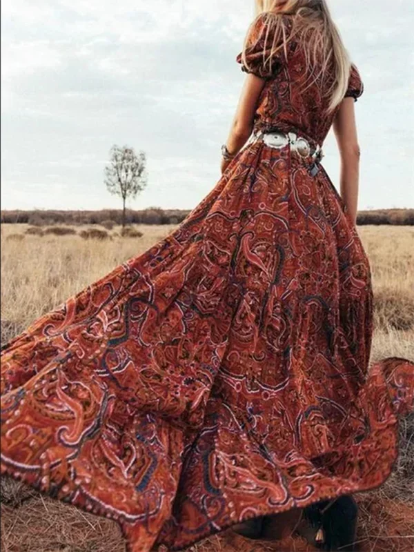Robe longue bohème en tissu léger, imprimé floral coloré, avec manches papillon fluides pour un look décontracté et élégant.