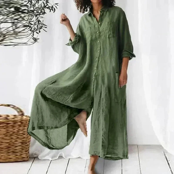 Robe longue verte fluide, boutonnée, avec poches latérales et manches longues pour un style décontracté.