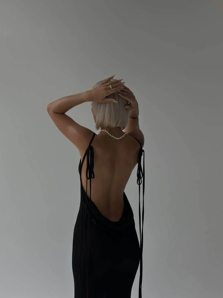 Robe longue dos nu ajustable avec liens, en tissu léger, avec une coupe flatteuse et des détails stylés pour les soirées.