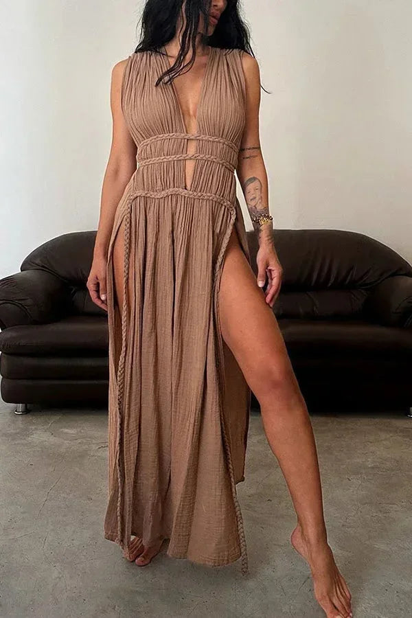 Robe longue brun à dos-nu, avec découpes détaillées et fente, idéale pour une silhouette élégante et fluide.