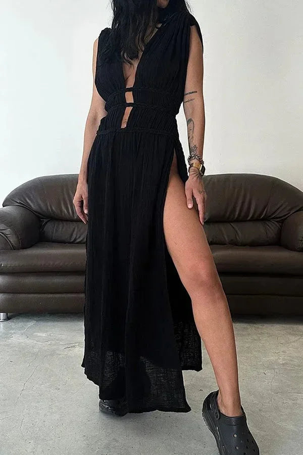 Robe longue noire à dos-nu, découpes stylées et fente. Tissu léger pour un look élégant et confortable.