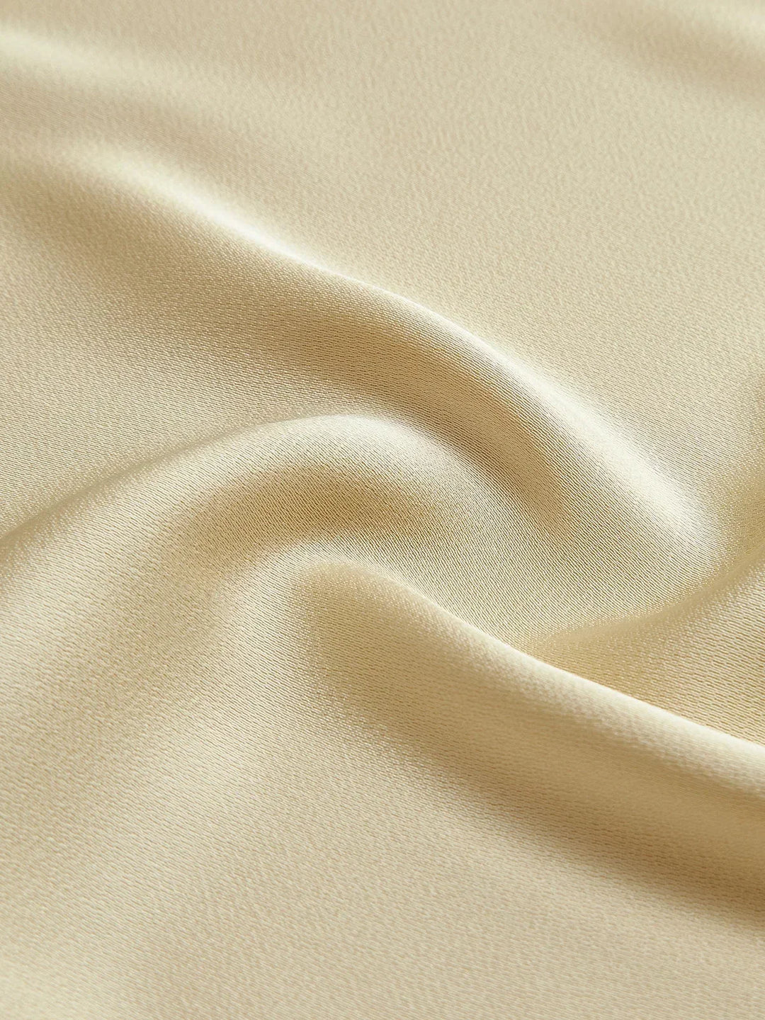 Robe longue jaune à dos nu avec fines bretelles, en tissu léger, idéale pour les journées d'été.