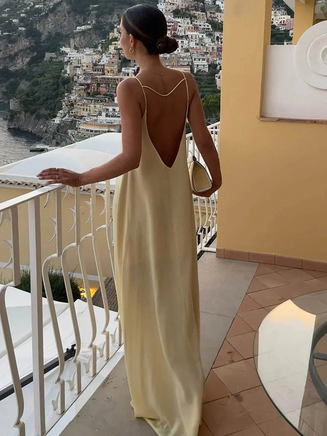 Robe longue jaune dos nu avec fines bretelles, en coton léger, idéale pour les journées d'été ensoleillées.