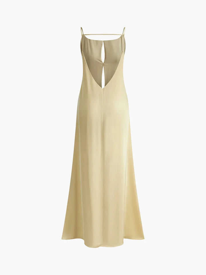 Robe longue jaune à dos nu avec fines bretelles, conçue en tissu léger et fluide, idéale pour les journées d'été.