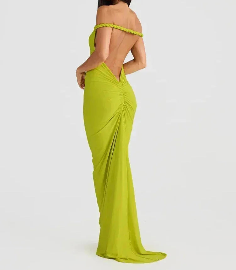 Robe longue noire plissée, dos nu, sans manches, épaules dénudées, idéale pour les soirées d'été.