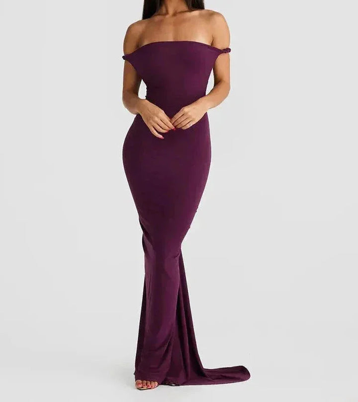 Robe longue plissée sans manches, dos nu, épaules dénudées, en tissu léger noir, parfaite pour les occasions estivales.