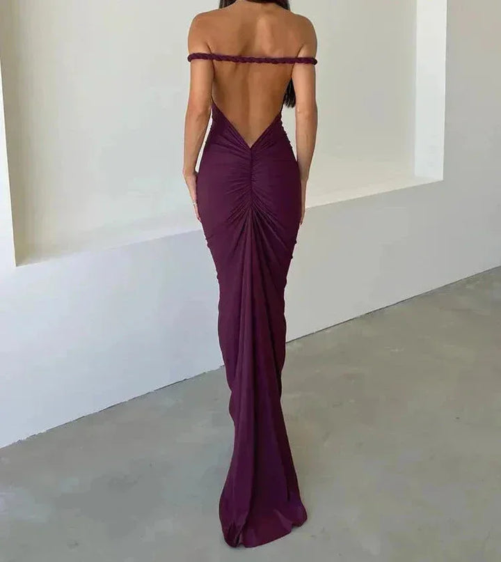 Robe longue plissée noire, dos nu, sans manches, avec épaules dénudées, en tissu léger et fluide pour un confort optimal.