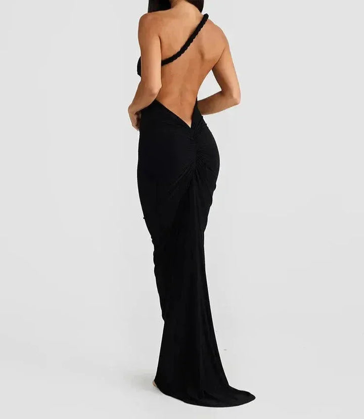 Robe longue sans manches en tissu plisé, dos nu et épaules dénudées, couleur noire, idéale pour les occasions estivales.