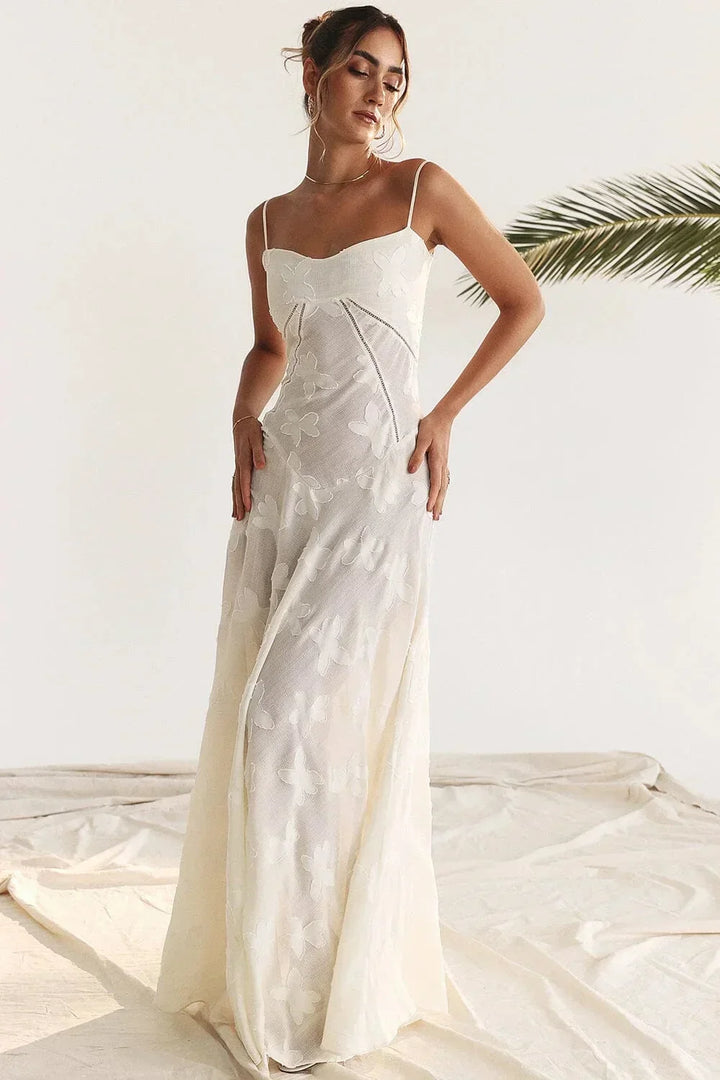 Robe longue en dentelle florale avec fines bretelles et coupe ajustée, offrant un style délicat et féminin pour toutes…