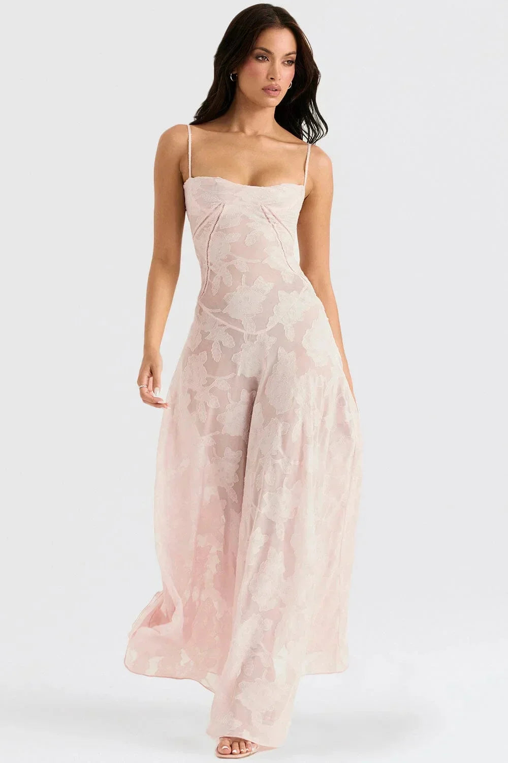 Robe longue en dentelle florale, fines bretelles, coupe ajustée, idéale pour les occasions élégantes et estivales.