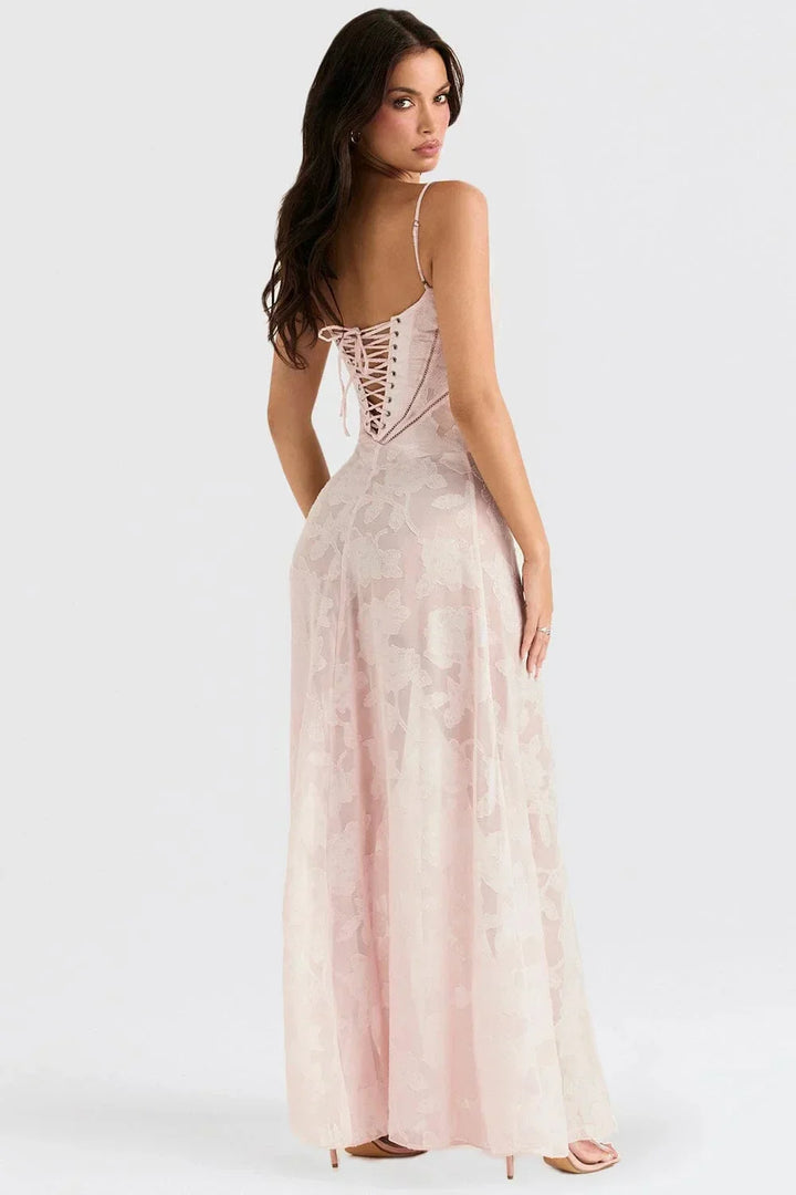Robe longue en dentelle florale avec fines bretelles, coupe ajustée, mélange de coton et polyester pour un confort optimal.