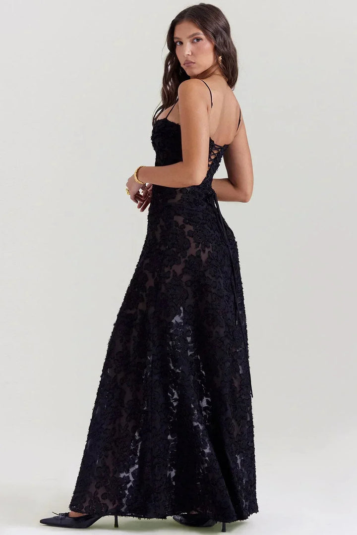 Robe longue en dentelle florale, fines bretelles, coupe ajustée, idéale pour les événements estivaux.