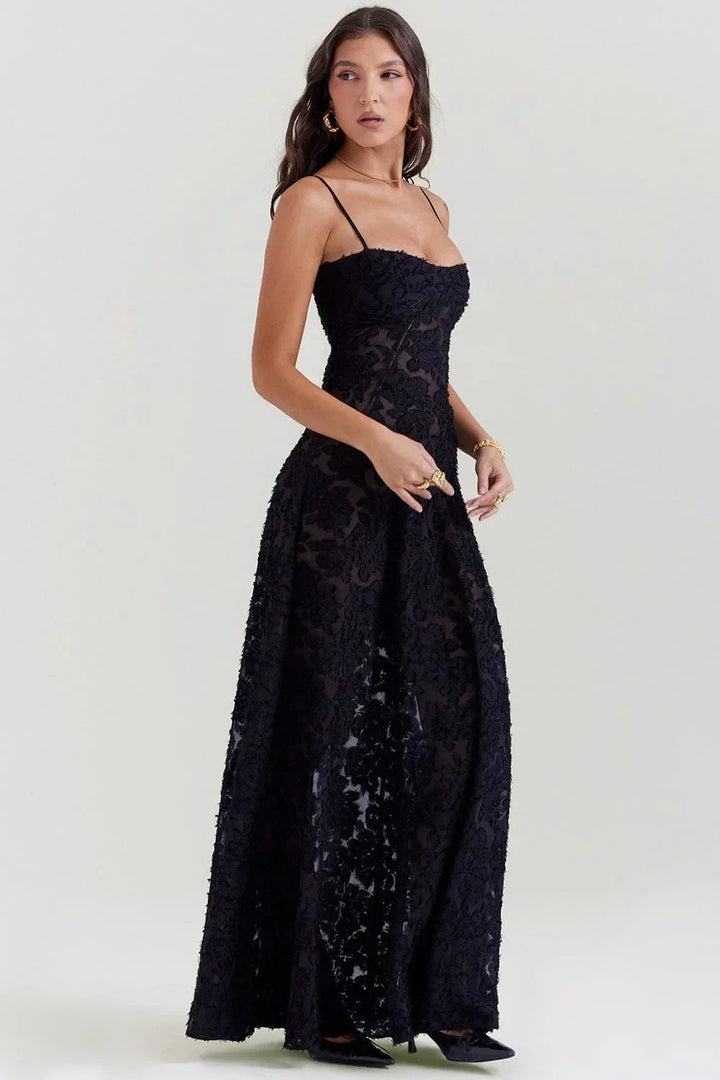 Robe longue en dentelle florale avec fines bretelles, coupe ajustée, idéale pour les occasions spéciales.