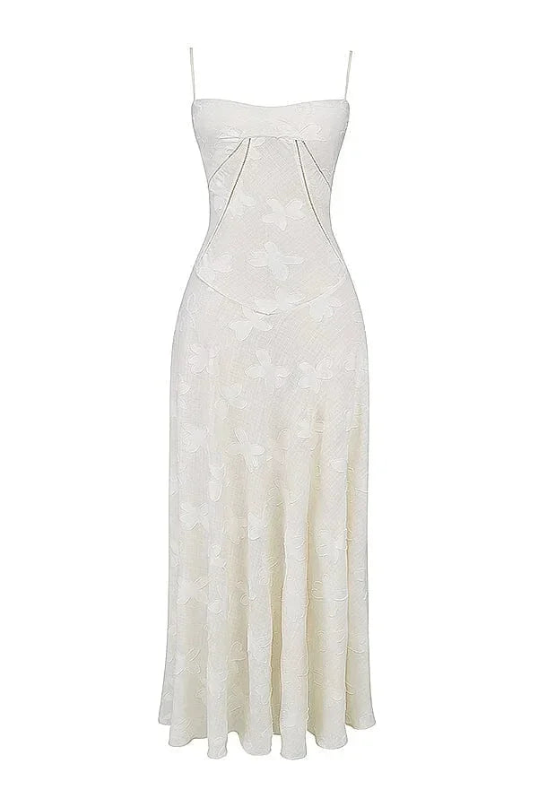 Robe longue en dentelle florale avec fines bretelles, coupe ajustée, idéale pour une tenue élégante et estivale.