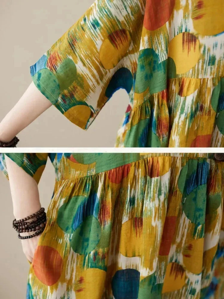 Robe longue ample pour femme, en tissu léger, avec un imprimé artistique et des manches mi-longues élégantes.
