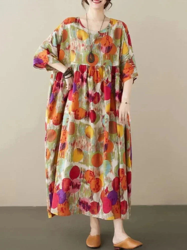 Robe longue femme ample en rouge, à manches mi-longues, avec un imprimé artistique élégant et tissu léger.