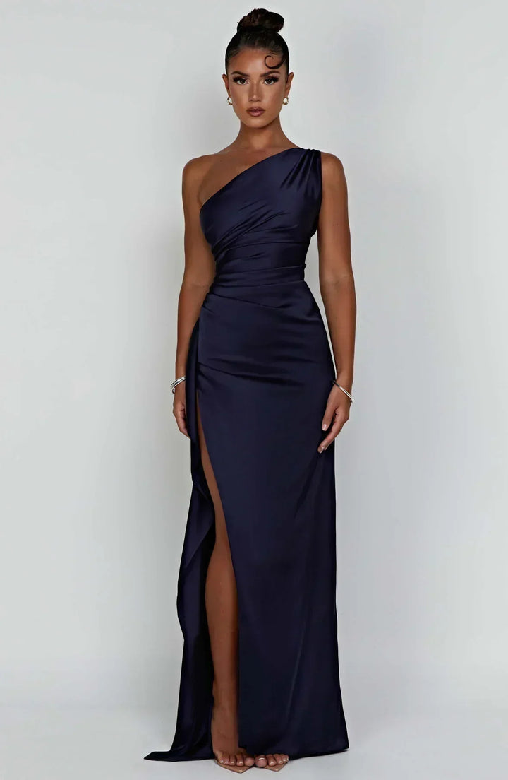 Robe longue femme asymétrique en tissu léger, avec fente élégante pour un look moderne et décontracté.
