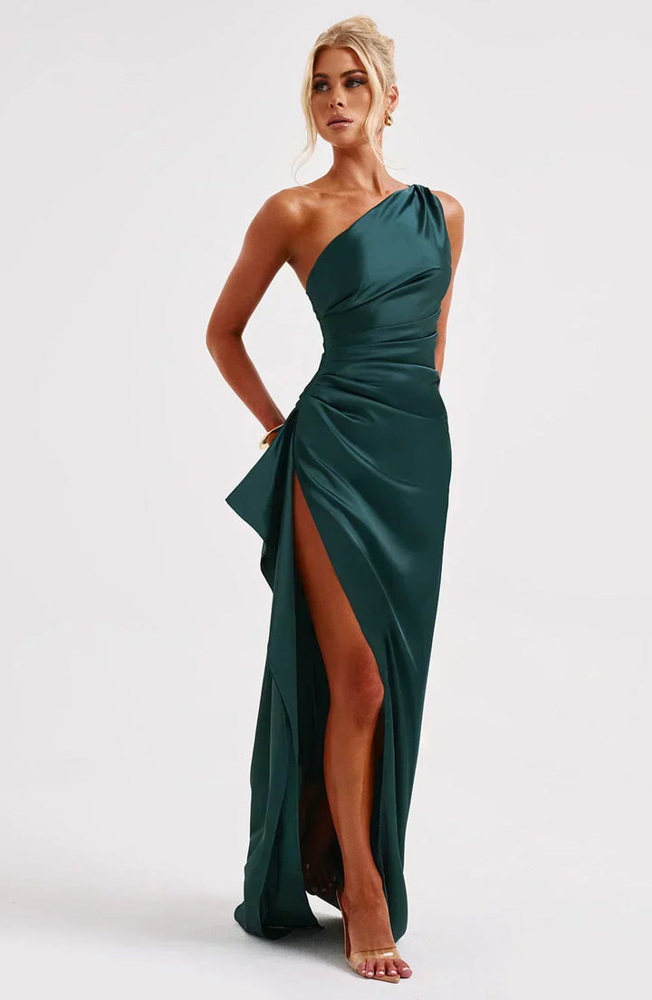 Robe longue femme asymétrique en tissu léger, avec une fente élégante et un design moderne pour un look original.