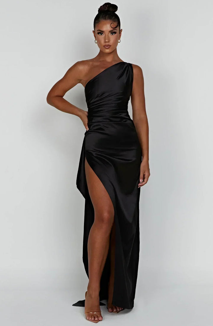 Robe longue asymétrique pour femme, en tissu léger, avec fente élégante et design moderne pour un look unique.