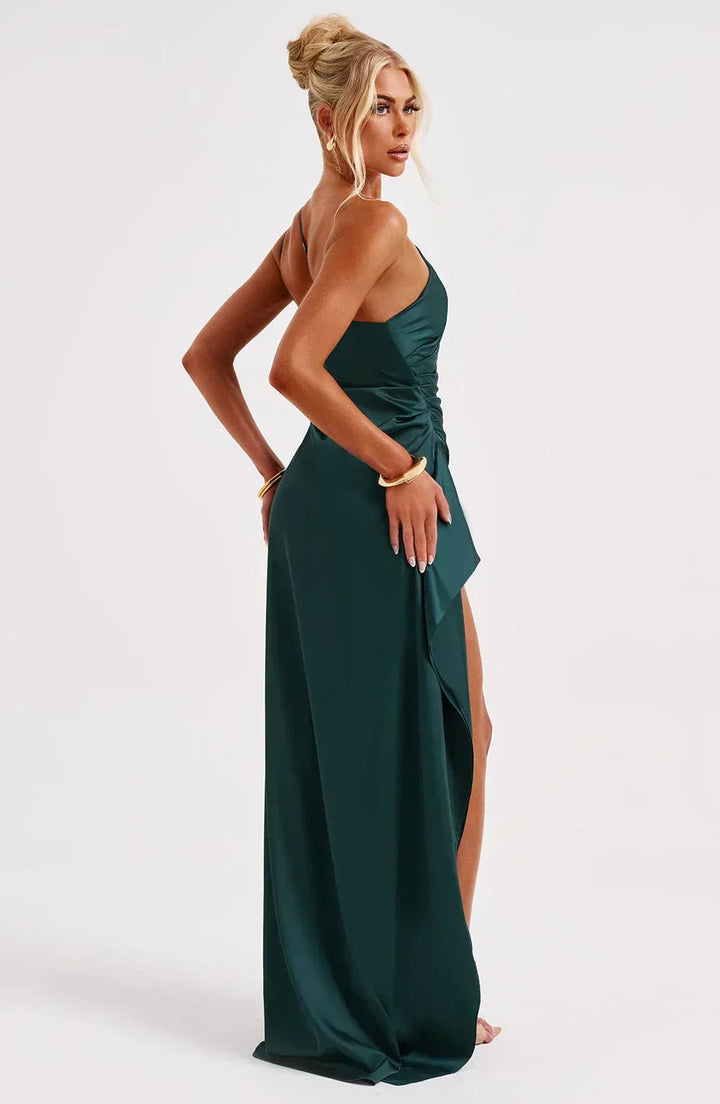 Robe longue asymétrique pour femme en tissu doux, avec une fente élégante et un design moderne.