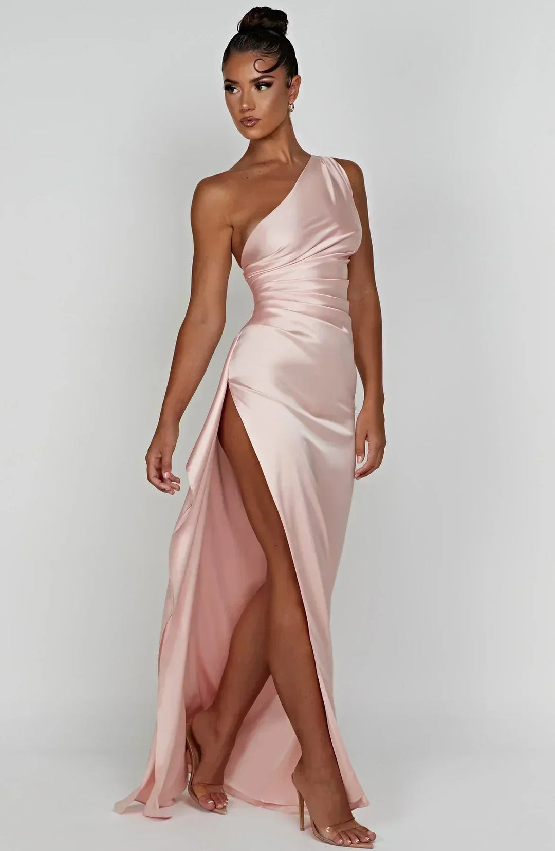 Robe longue femme asymétrique en tissu léger, avec fente élégante et découpe moderne, idéale pour les occasions spéciales.