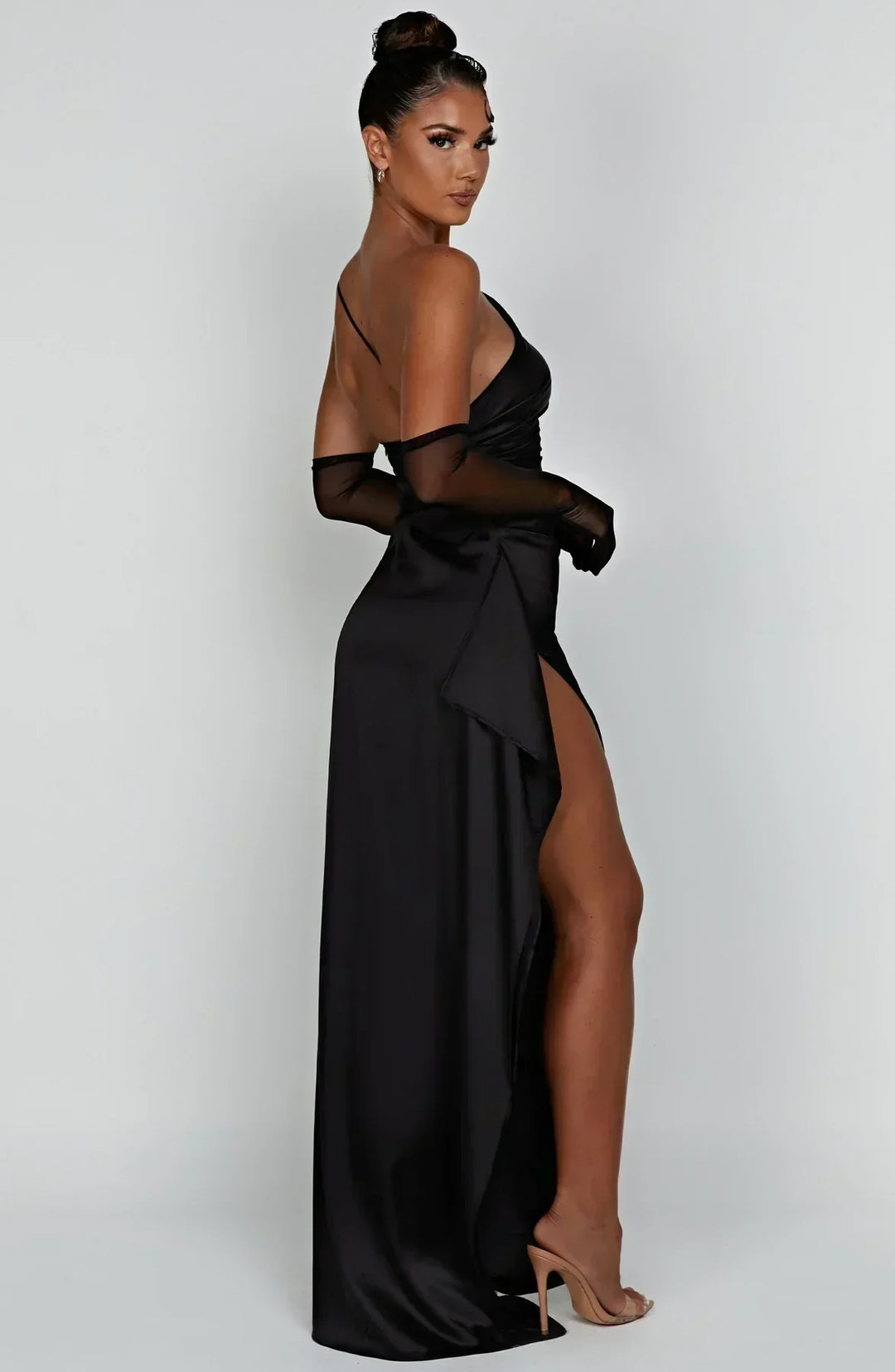 Robe longue femme asymétrique en tissu léger, avec une fente élégante et un design contemporain pour un look raffiné.