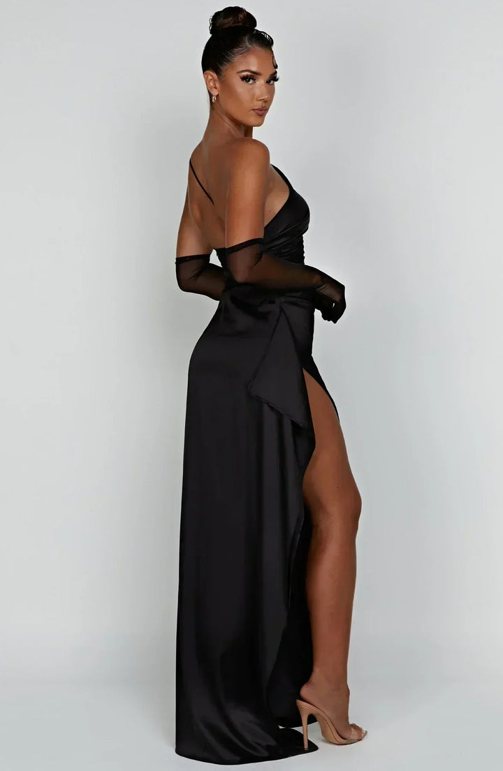 Robe longue femme asymétrique en tissu léger, avec une fente élégante et un design contemporain pour un look raffiné.