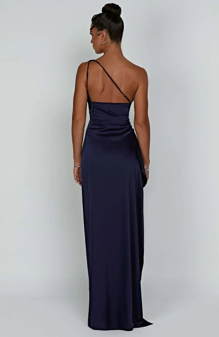 Robe longue asymétrique pour femme en tissu léger, avec une fente élégante et un design moderne.