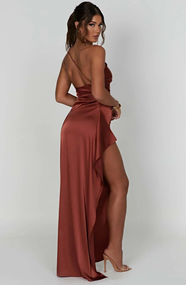 Robe longue asymétrique pour femme en tissu léger, avec une fente élégante et un design moderne, idéale pour les occasions…