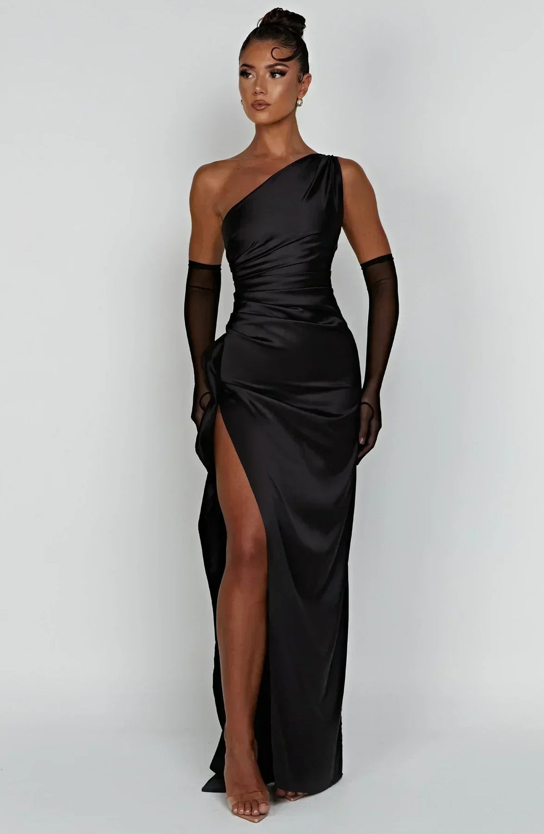 Robe longue femme asymétrique en tissu léger, avec une fente élégante et un design moderne pour un style raffiné.