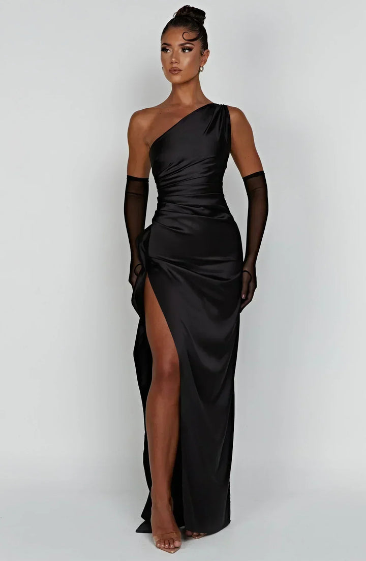 Robe longue femme asymétrique en tissu léger, avec une fente élégante et un design moderne pour un style raffiné.